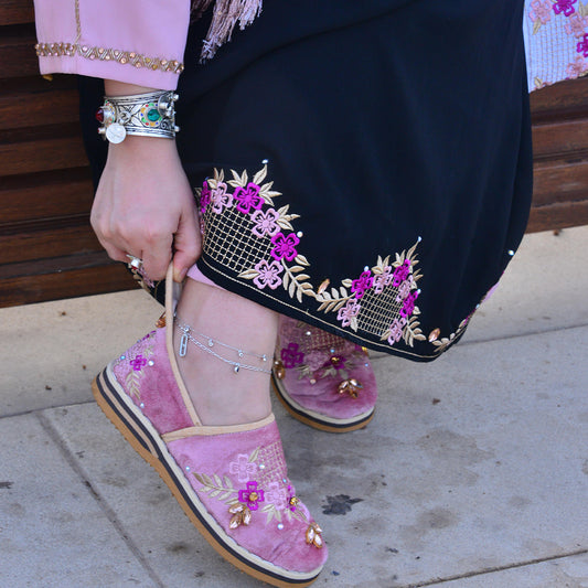 الصاية الأمازيغية: الصاية بثوب الكريب اللون الاسود مطروزة بالخيط حرير اصلي