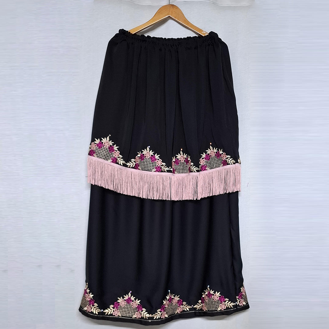 الصاية الأمازيغية: الصاية بثوب الكريب اللون الاسود مطروزة بالخيط حرير اصلي.