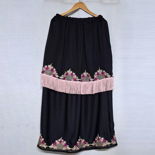 الصاية الأمازيغية: الصاية بثوب الكريب اللون الاسود مطروزة بالخيط حرير اصلي.